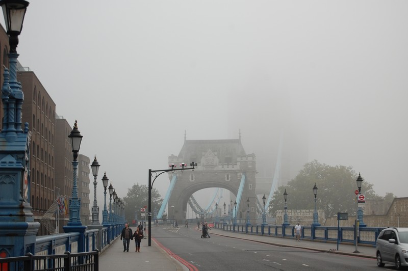Tower Bridge v mlze