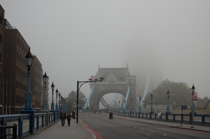 Tower Bridge v mlze