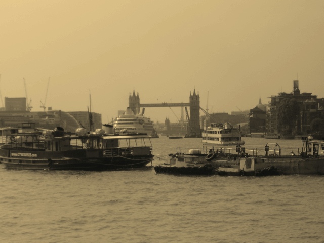 Průjezd lodi pod Tower Bridge