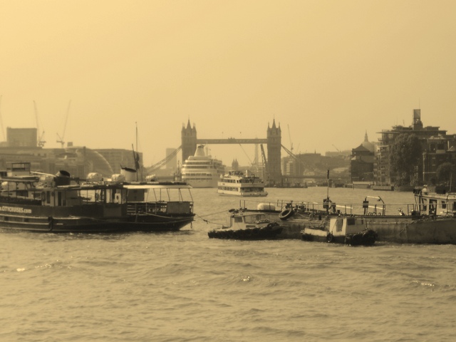 Průjezd lodi pod Tower Bridge